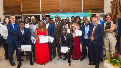 Photo de famille - cérémonie de remise de certificats et Côte d'Ivoire